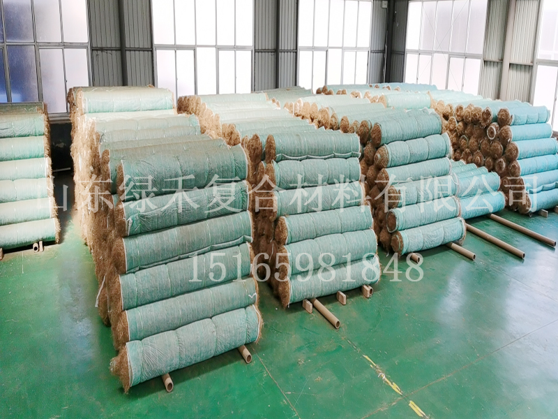 今日发往郑州的3800平秸秆草毯正在装车中。(图1)